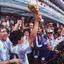 Maradona segurando a taça da Copa do Mundo