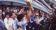 Maradona segurando a taça da Copa do Mundo - Getty Images