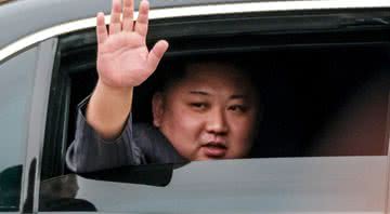 Kim saúda pessoas enquanto passeia de carro - Getty Images