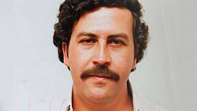 Montagem em plano retrato contendo Pablo Escobar - Licença Creative Commons via Wikimedia Commons