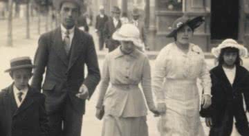 Família em Minas Gerais, nos anos da Primeira Guerra, veste a nova moda da época - Acervo/Arquivo Público Mineiro