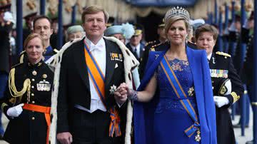 Willem-Alexander em trajes tradicionais ao lado de esposa Maxima Zorreguieta em 2013 - Getty Images