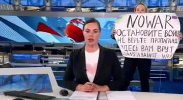 Marina Ovsyannikova em protesto na TV russa - Divulgação / Twitter / @maxseddon