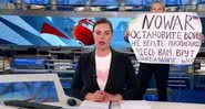 Marina Ovsyannikova em protesto na TV russa - Divulgação / Twitter / @maxseddon