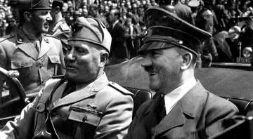 Benito Mussolini ao lado de Adolf Hitler - Domínio Público via Wikimedia Commons