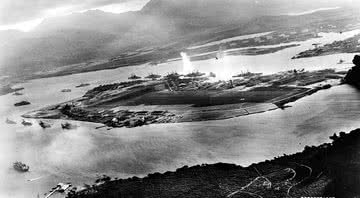 Fotografia mostrando uma das explosões em Pearl Harbor durante o bombardeio - Wikimedia Commons