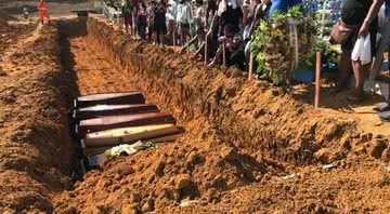 Sepultamento de diversos caixões em vala comum, o que ocorreu em Manaus durante 2020 - Divulgação/Chico Batata