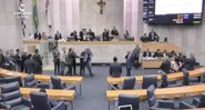 A confusão que envolvia os vereadores Adilson Amadeu e Daniel Annenberg foi transmitida ao vivo pela TV Câmara - Divulgação/TV Câmara