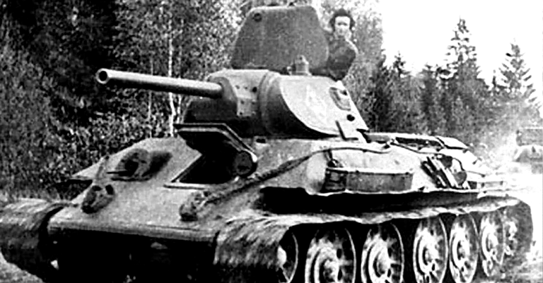 Mariya posando no T-34 | <i>Crédito: Domínio Público
