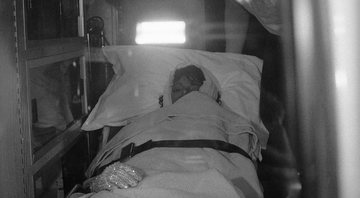 Michael Jackson na ambulância durante hospitalização após a filmagem - Wikimedia Commons