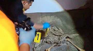 Perícia analisando o esqueleto encontrado em uma casa na Indonésia - Polícia de Bandung