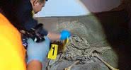 Perícia analisando o esqueleto encontrado em uma casa na Indonésia - Polícia de Bandung