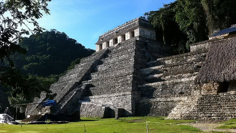 Zona arqueológica de Palenque, em Chiapas, no México - Bluemardigrass via Wikimedia Commons
