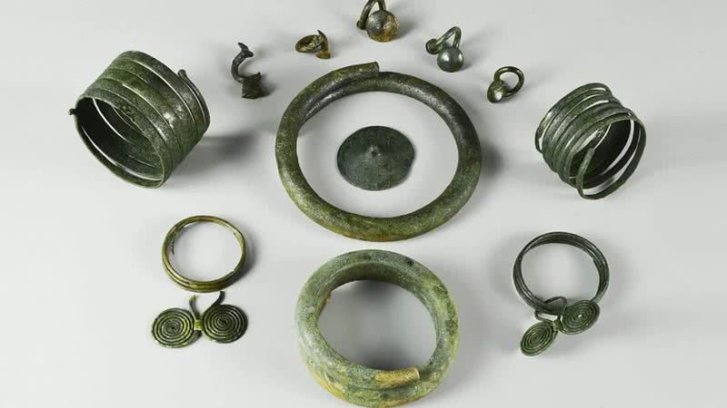 Objetos metálicos encontrados na Polônia - Divulgação/Antiquity Journal