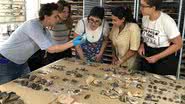 Pesquisadores analisando artefatos de pedra lascada encontrados em Ipeúna (SP) - Divulgação/A Lasca Arqueologia