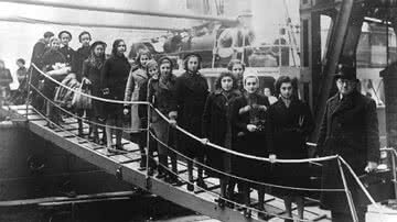 Chegada de crianças judias refugiadas ao porto de Londres - Bundesarchiv