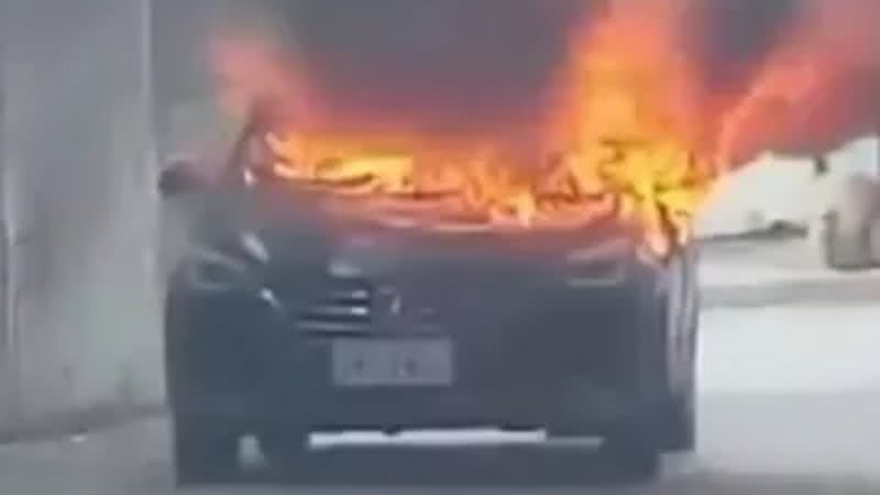Carro usado por criminosos sendo queimado - Reprodução / X / @CodigoDig_01of
