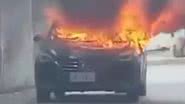 Carro usado por criminosos sendo queimado - Reprodução / X / @CodigoDig_01of