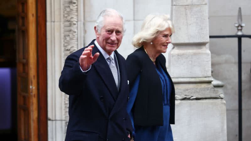 Rei Charles III e Camilla saindo da London Clinic após a cirurgia de próstata - Getty Images