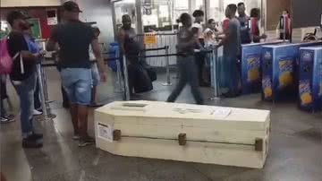 Três pessoas tentaram entrar em estação com um caixão - Divulgação/vídeo/UOL