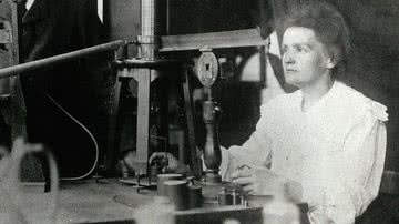 Marie Curie em seu laboratório em 1904 - Domínio público