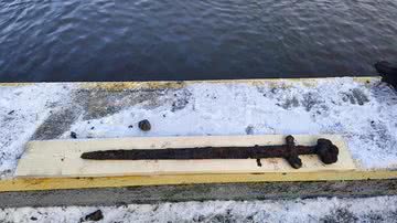Espada Ulfberht encontrada em leito de rio na Polônia - Divulgação/Centro esportivo e recreativo Wloclawek