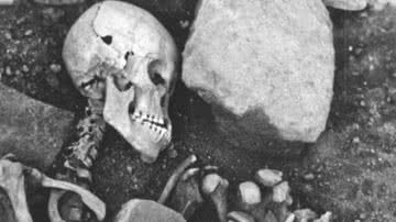 Esqueleto de mulher asteca encontrado no México - Reprodução / INAH
