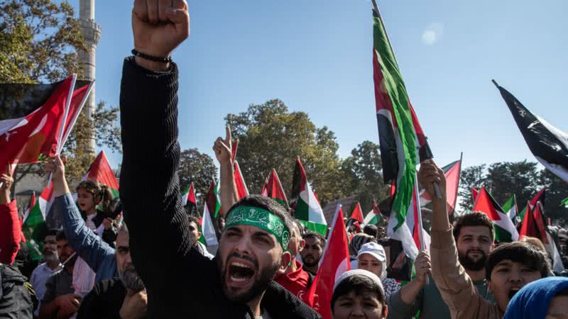 Pessoas palestinas durante protesto - Getty Imagens