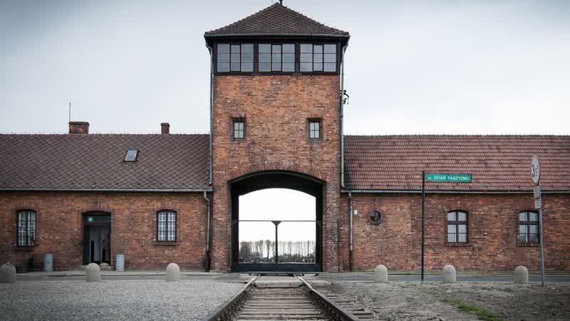 Imagem ilustrativa do campo de concentração de Auschwitz - Foto de carlosftw via Pixabay