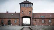 Imagem ilustrativa do campo de concentração de Auschwitz - Foto de carlosftw via Pixabay