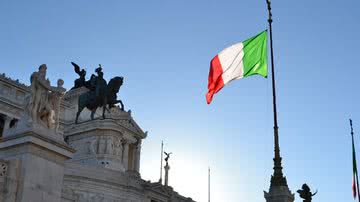 Imagem ilustrativa de bandeira italiana em frente ao Altar da Pátria - Foto de juliacasado1, via Pixabay