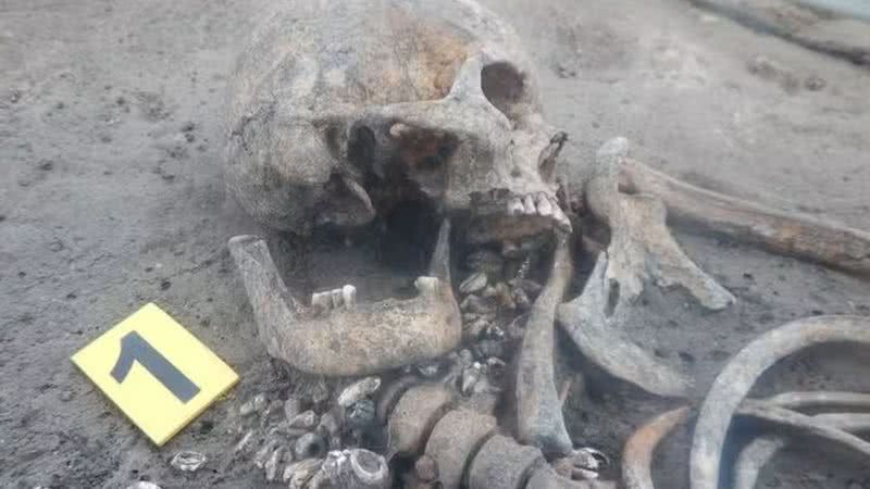 Um dos esqueletos encontrados no cemitério - Reprodução / Vyacheslav Baranov