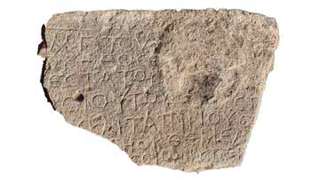 Fragmento de pedra com inscrição com referência a Jesus encontrada em Israel - Divulgação/Autoridade de Antiguidades de Israel/Tzachi Lang e Einat Ambar-Armon