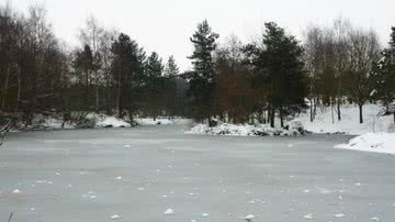 Imagem ilustrativa de um lago congelado - Licença Creative Commons via Wikimedia Commons