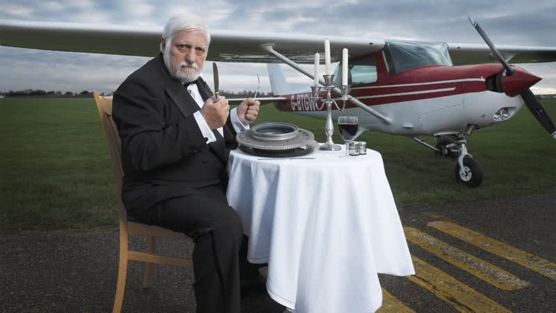 Michel Lotito, francês que ficou conhecido por comer um avião inteiro semelhante ao do fundo - Reprodução/X/@GWR