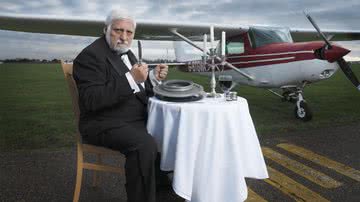 Michel Lotito, francês que ficou conhecido por comer um avião inteiro semelhante ao do fundo - Reprodução/X/@GWR