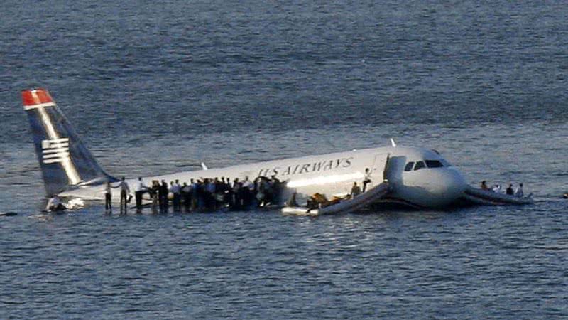 Passageiros na asa do avião após o pouso no rio Hudson - Reprodução/Flickr/Caroline et Louis VOLANT