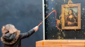 Momento em que a ativista joga sopa na pintura de Leonardo da Vinci - Reprodução/Vídeo/@HumansNoContext