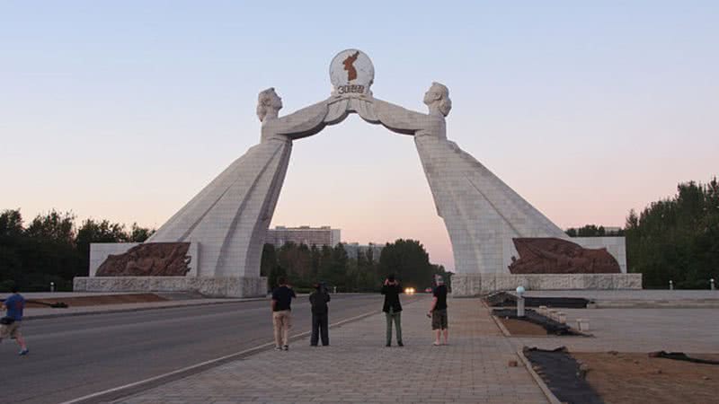 Fotografia do Arco da Reunificação, na Coreia do Norte - Foto por Clay Gilliland pelo Wikimedia Commons