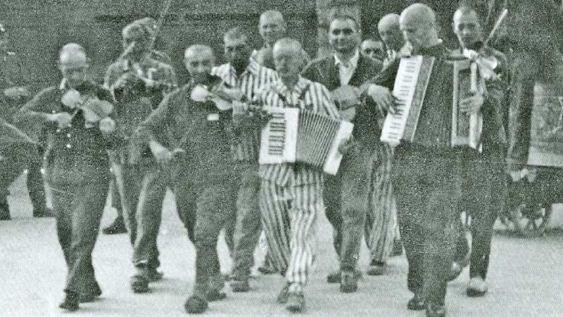 Orquestra de presos do campo de concentração de Mauthausen - Domínio Público via Wikimedia Commons