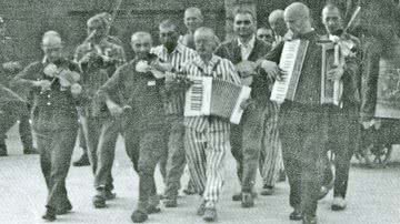 Orquestra de presos do campo de concentração de Mauthausen - Domínio Público via Wikimedia Commons