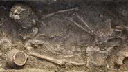Túmulo contendo esqueleto e pote de cerâmica, descoberto na Itália - Divulgação/Emanuele Giannini
