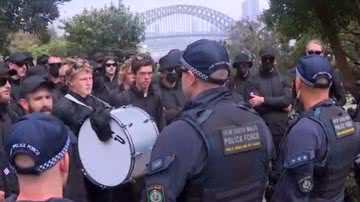 Neonazistas em confronto com a polícia na Austrália - Reprodução/Vídeo/YouTube/7NEWS Australia
