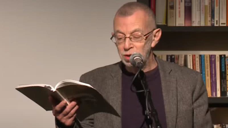 O poeta Rubinstein durante evento de literatura - Reprodução / vídeo / Youtube / Fritt Ord