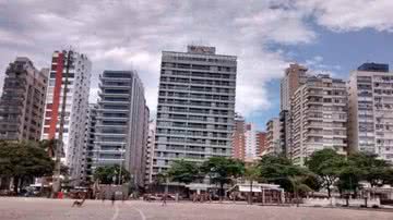 Fotografia em que é possível observar inclinação de prédio em Santos, São Paulo - Reprodução/X/@pedrowisq