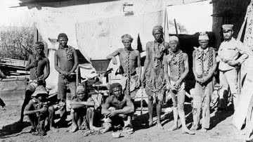 Soldado com prisioneiros de guerra na Namíbia - Arquivos nacionais da Namíbia