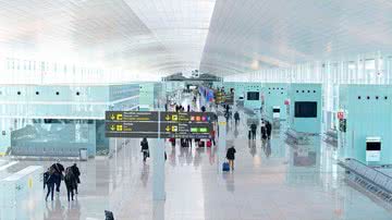 Fotografia do interior do Aeroporto El Prat, onde se deu o incidente - Divulgação/ Wikimedia Commons