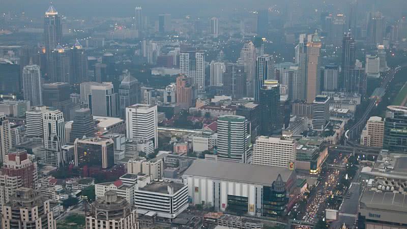 Fotografia aérea de Bangkok, capital da Tailândia - Foto por Vyacheslav Argenberg pelo Wikimedia Commons