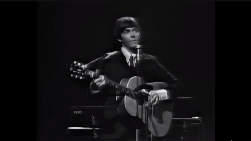 Paul McCartney durante apresentação de Yesterday - Reprodução/Video/YouTube/Beatles