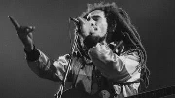 Fotografia de Bob Marley durante show em 1980 - Foto por Patrick Lüthy pelo Wikimedia Commons